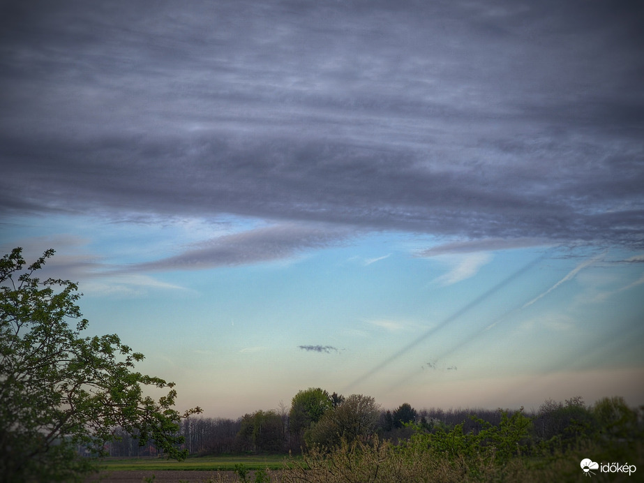 Kondenzcsíkok árnyéka lövellt ki a paplanból