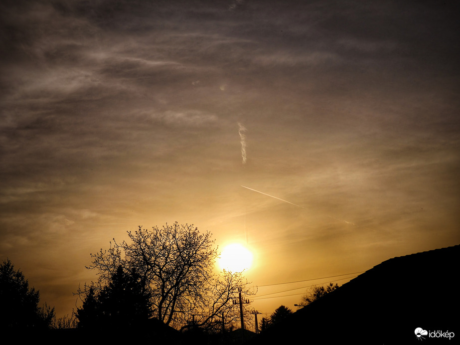 Szaharai poros naplemente kezdete