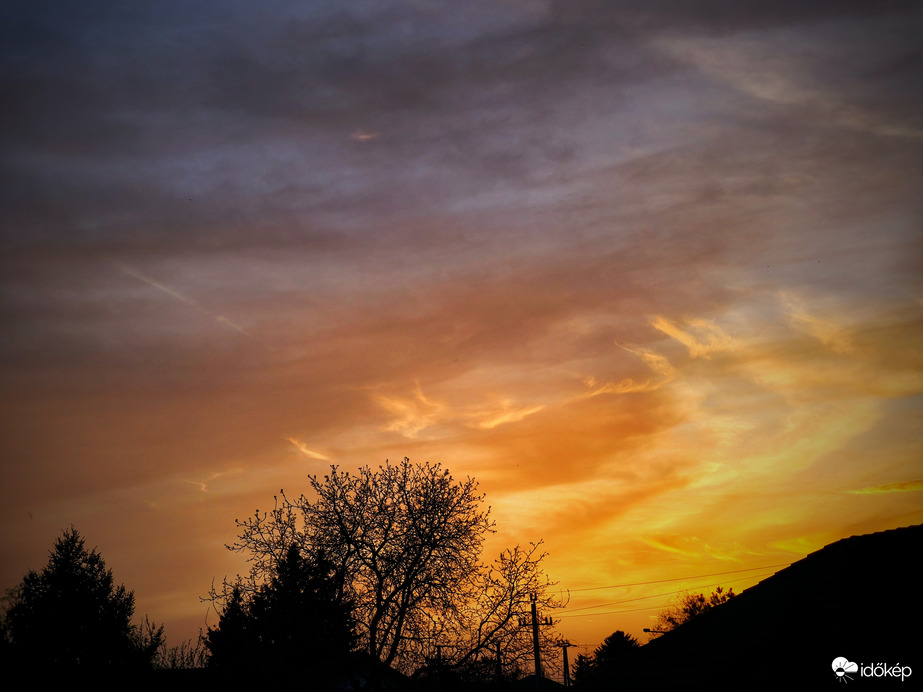 Szaharai porral színezett naplemente