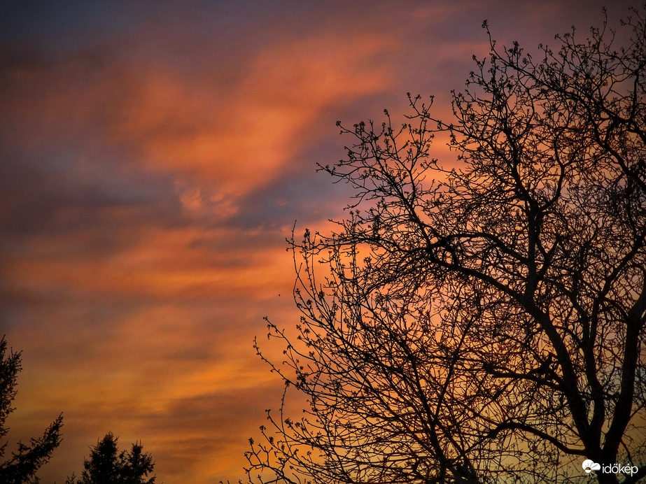 Megrakták a tüzet naplementére