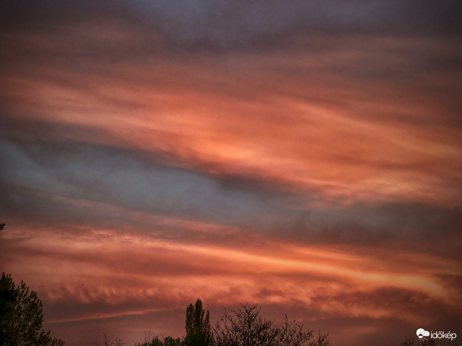 Poros Cirrus-ernyő naplementi érkezése