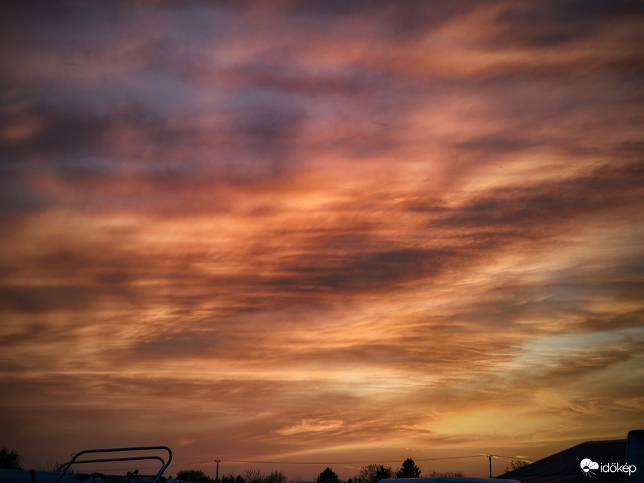Hullámzó fátylas alkonyati színparádé