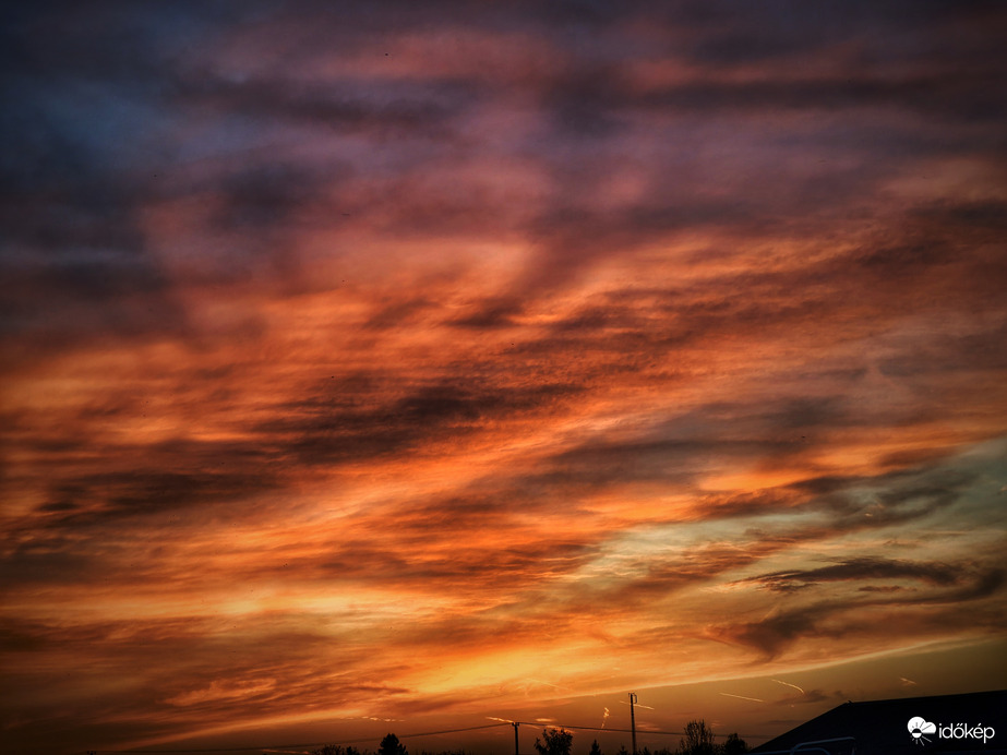 Egy meleg tavaszi nap tüzes búcsúzása