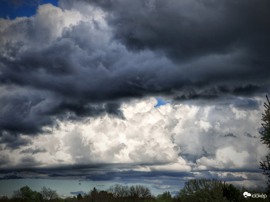 Komor és napsütésben fürdő gomolyok