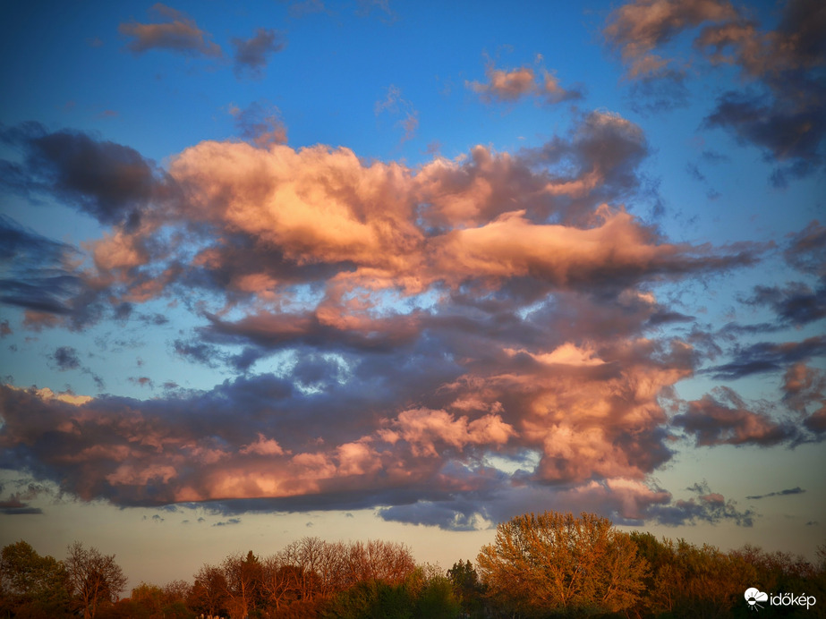 Felhőfestés a naplemente által