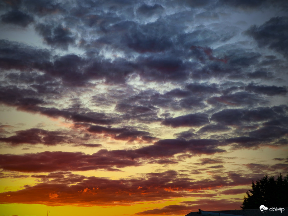 Ellaposodott gomolyok hoztak egy kis színt a naplementébe