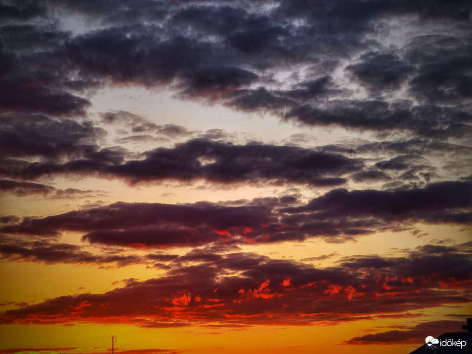 Gomolyos rétegfelhők naplementi mutatványa