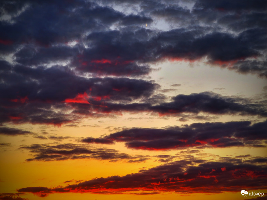 Nyugodt tavaszi nap alásütős napnyugtája
