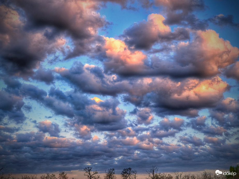 Komolytalan gomolyok naplementi látványa