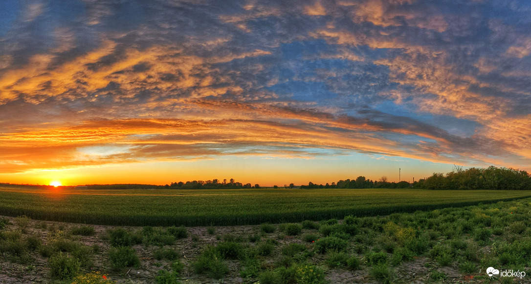 Májusi naplementi panoráma