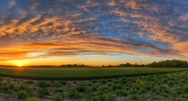 Májusi naplementi panoráma