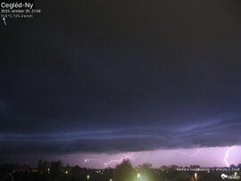 Elképesztő októberi zivatart kapott lencsevégre a ceglédi webkamera