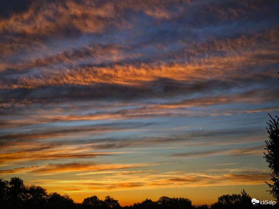Reggeli fátylak tüzes vonulatai