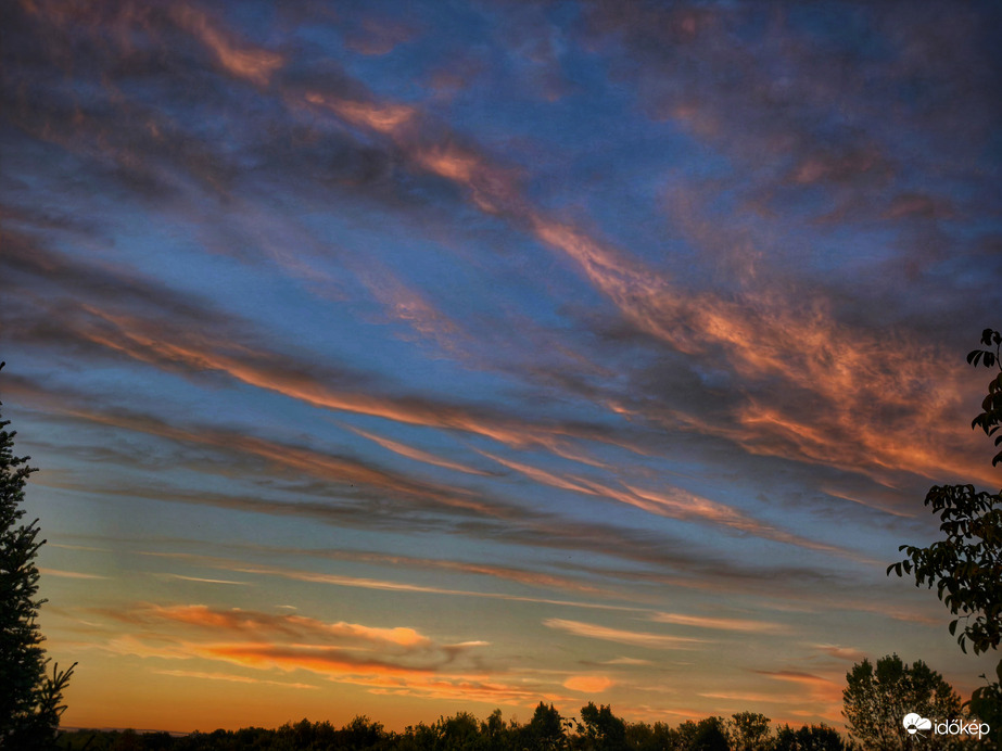 A napkelte színei az ég minden tájékán ragyogtak