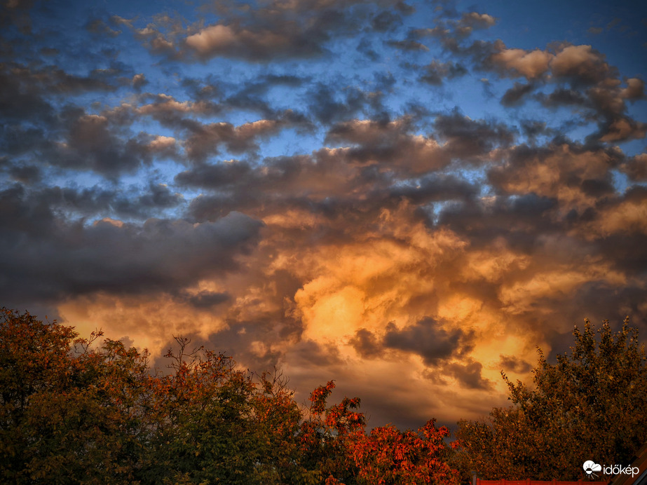 Gomolyfelhő a naplemente színezetében