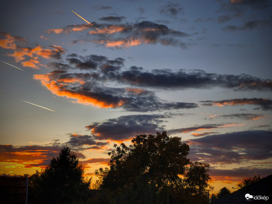 Lassan leköszönő naplementi színek