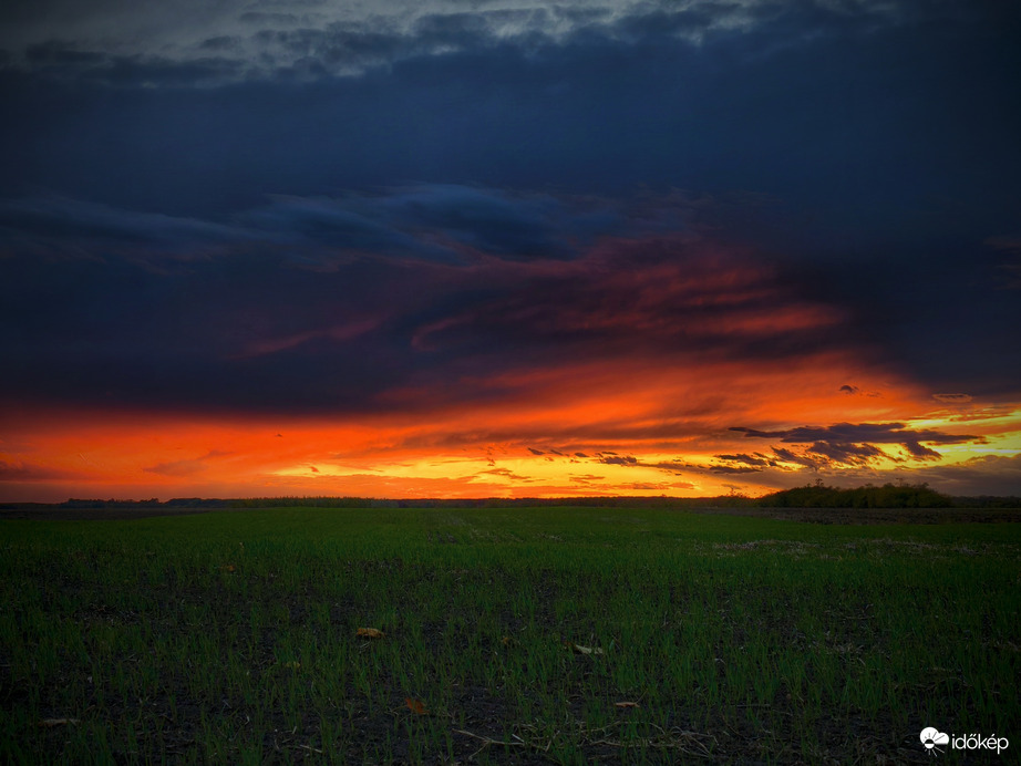 Naplemente átütő fénye