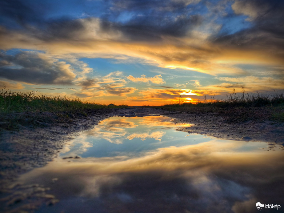 Októberi naplemente tükrében