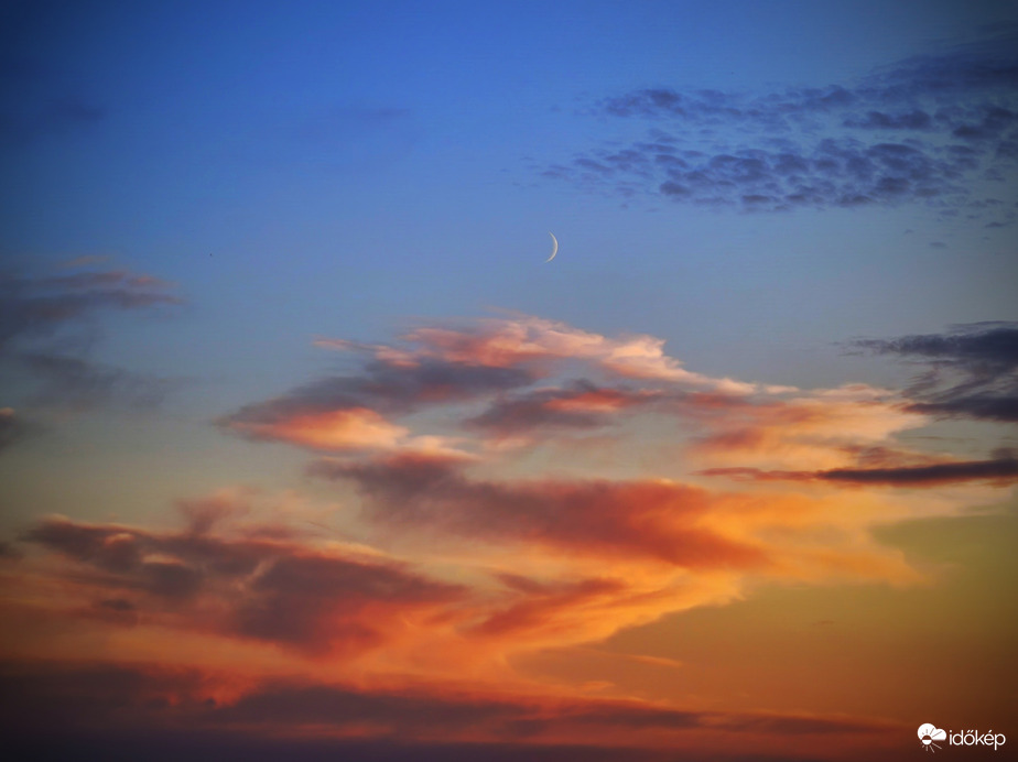 Holdsarló a naplemente színeibe öltözött felhőkkel