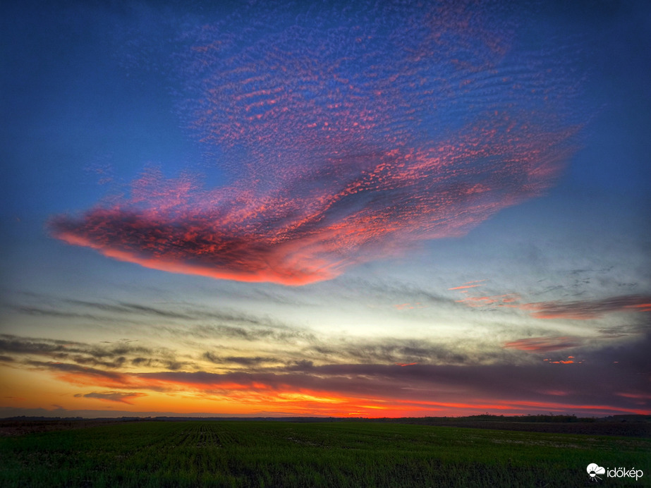 Pompásra sikerült októberi alásütős naplemente