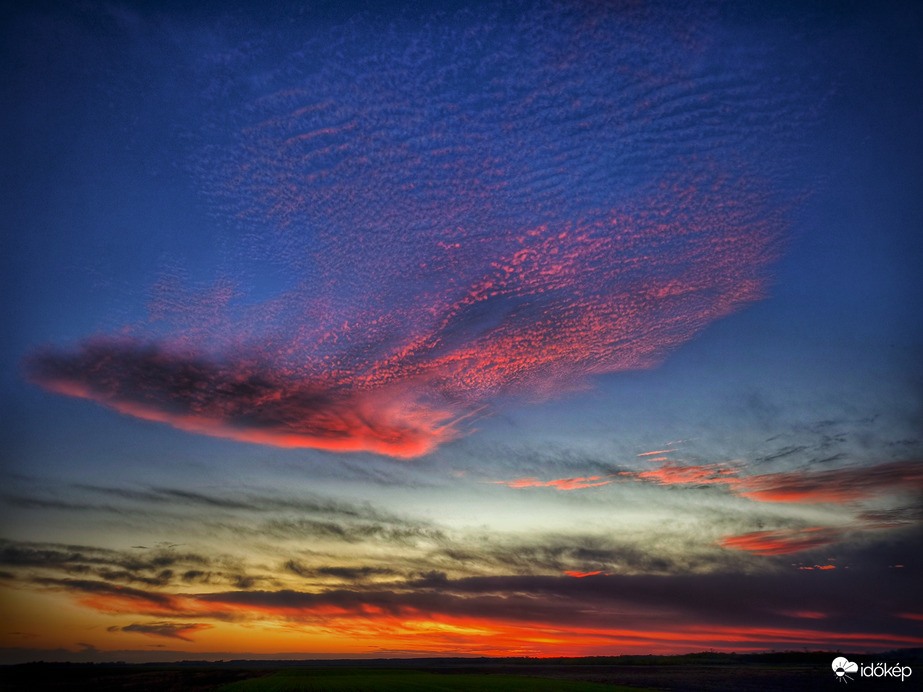 Az ég kékjével lassan egybeolvadó felhőparazsak