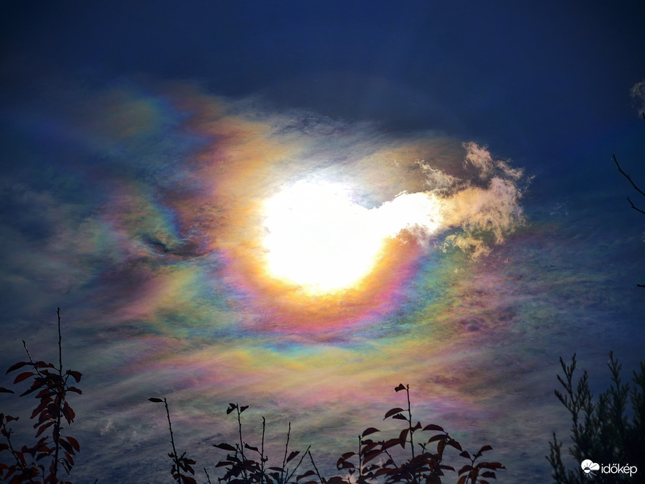 Meseszép napkoszorú bontakozik ki