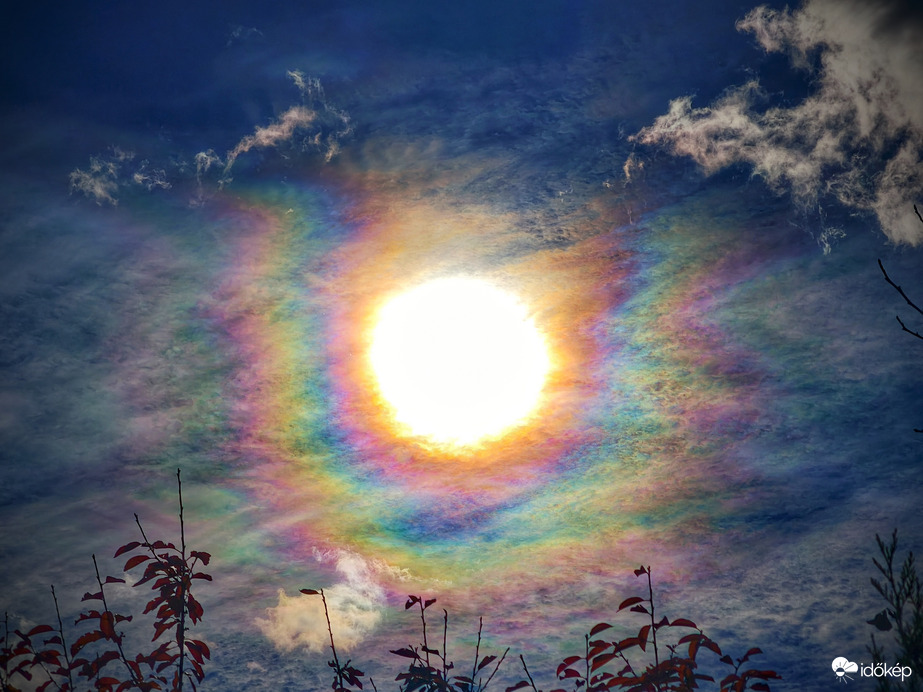 Pompás napkoszorú díszíti a kora délutáni eget