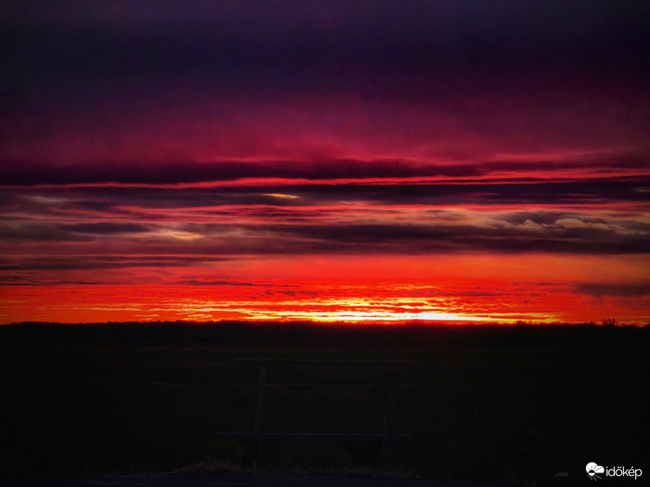 Zárul az alkonyat távoli színeinek előadása