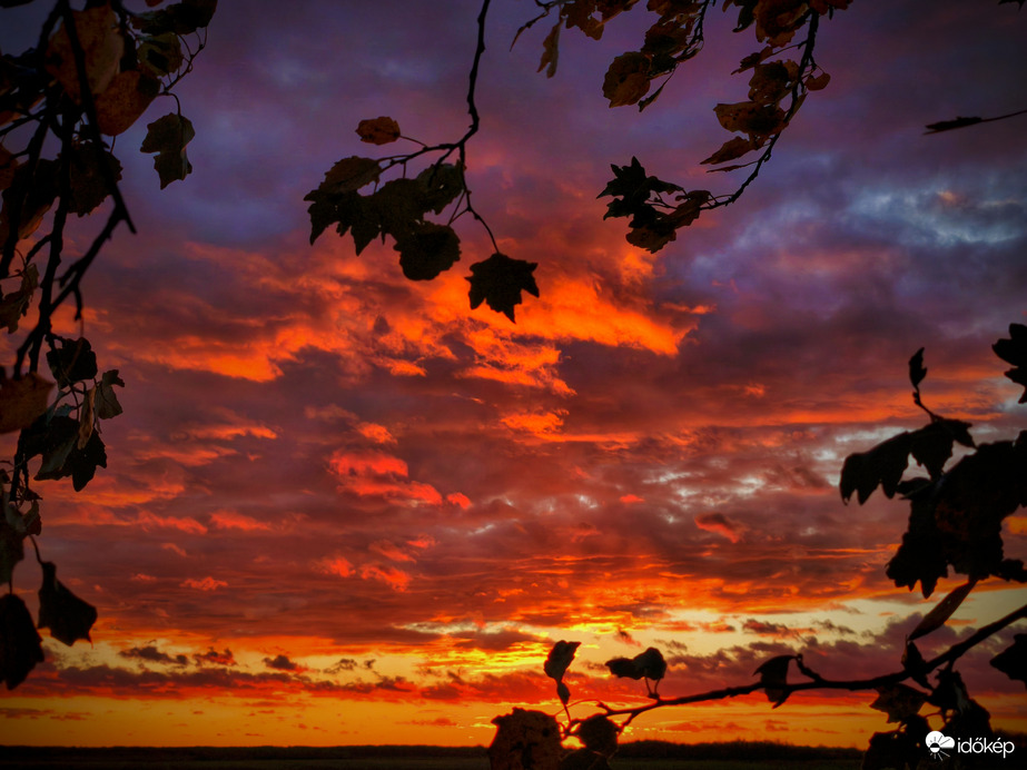 Ősszel keretezett lenyugvás