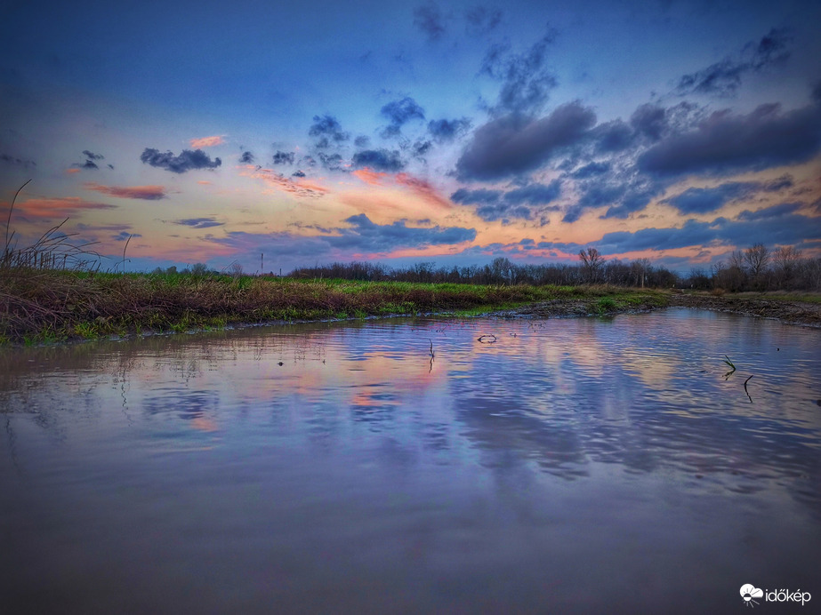 Elvonuló felhőtakaró