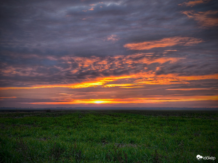 Meseszép november végi naplemente előszele
