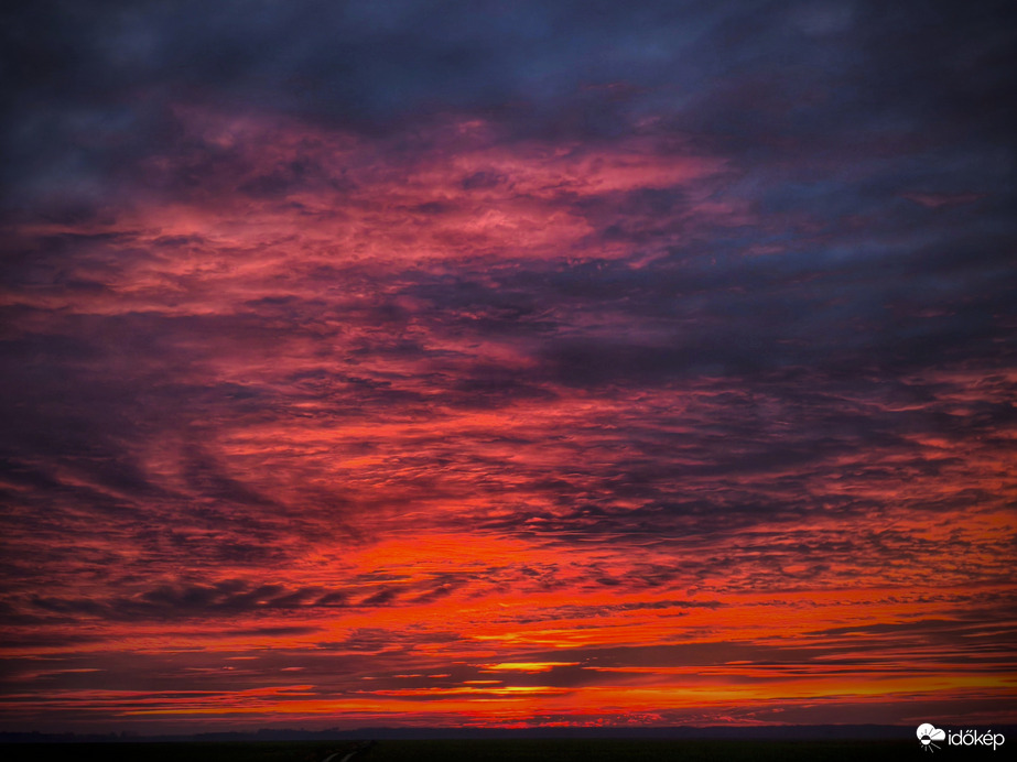 Tajtékzó KH-hullámok a mesés alkonyatban