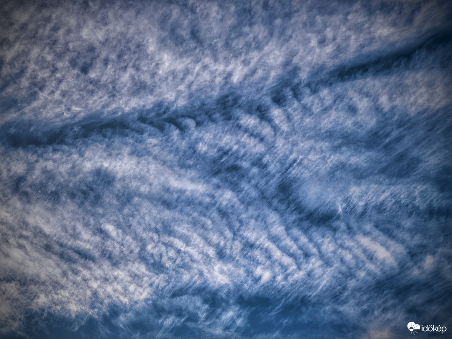 Decemberi felhőszövet