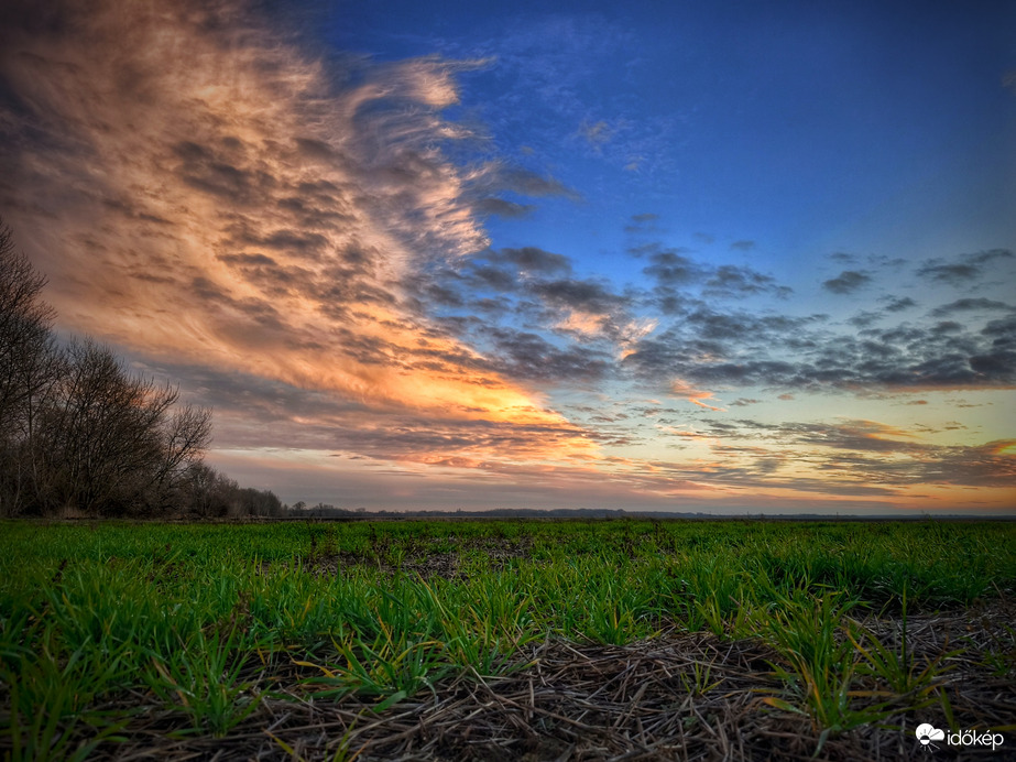 Felhővarázs a naplemente festésében