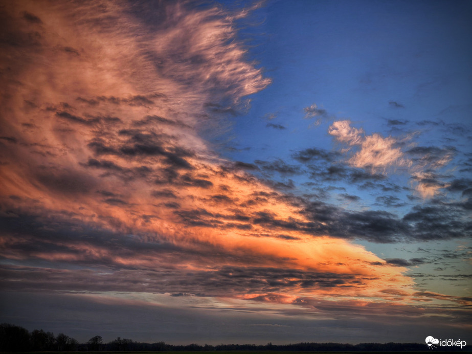 Eltávozó felhőtakaró naplementi színezete