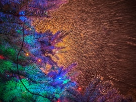 Karácsonyi fények és a hóesés