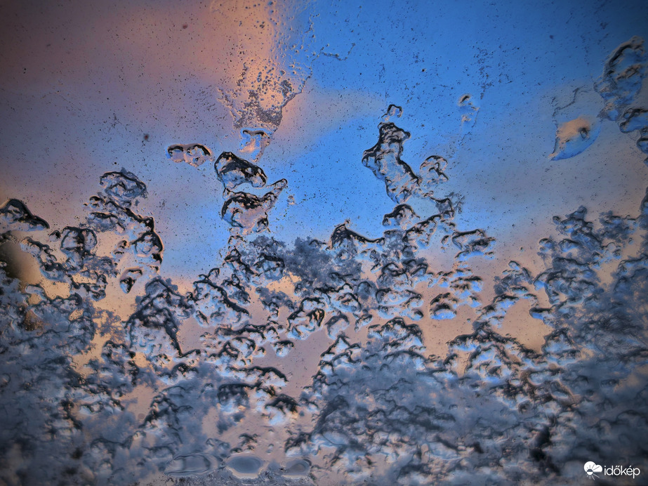 Olvadék hó az ablakon