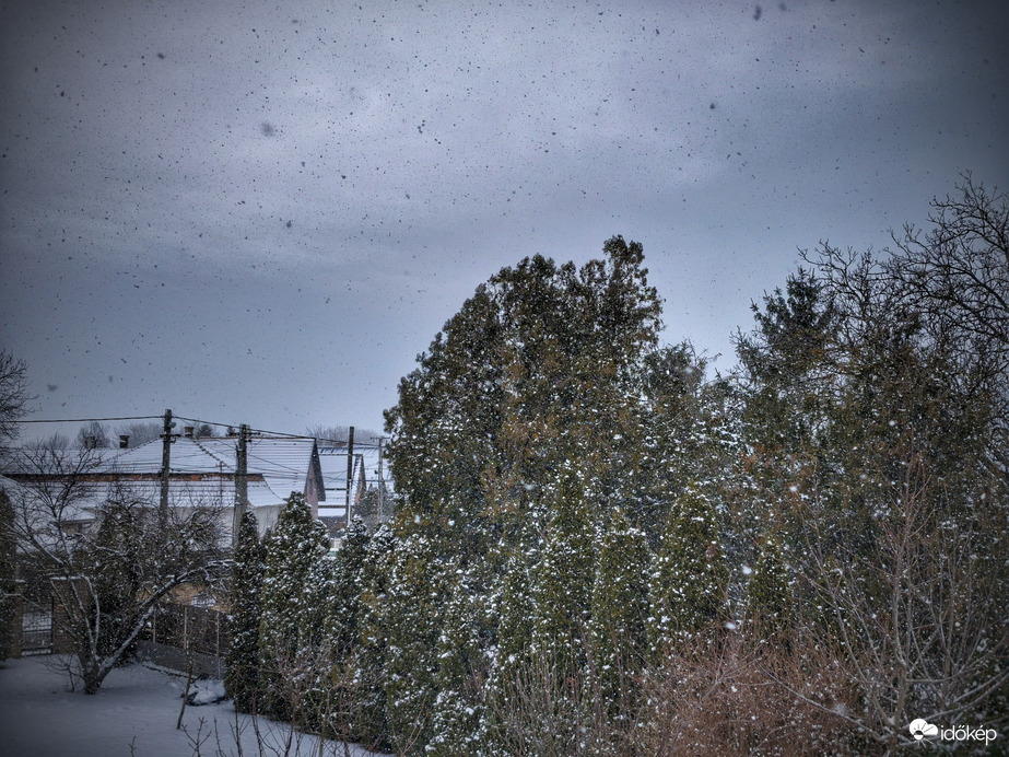 Nagy pelyhekben hull a hó