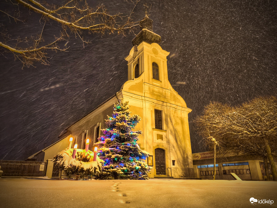 Mesés téli látvány a templomtéren