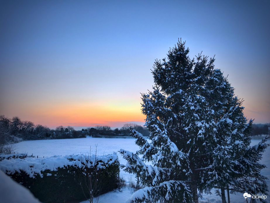 Hófödte téli pirkadat