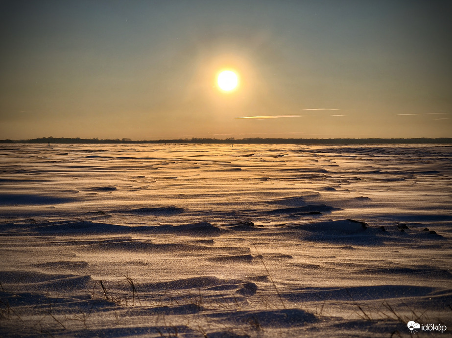 Hófúvás naplemente idején