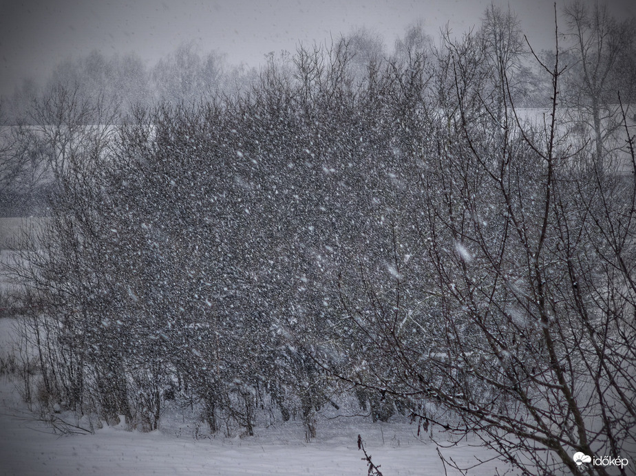 Szakadó hóesés továbbra is