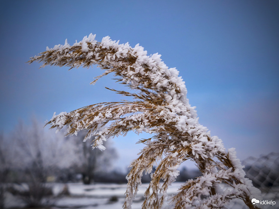 Zúzmarás táj a kiderülő éggel