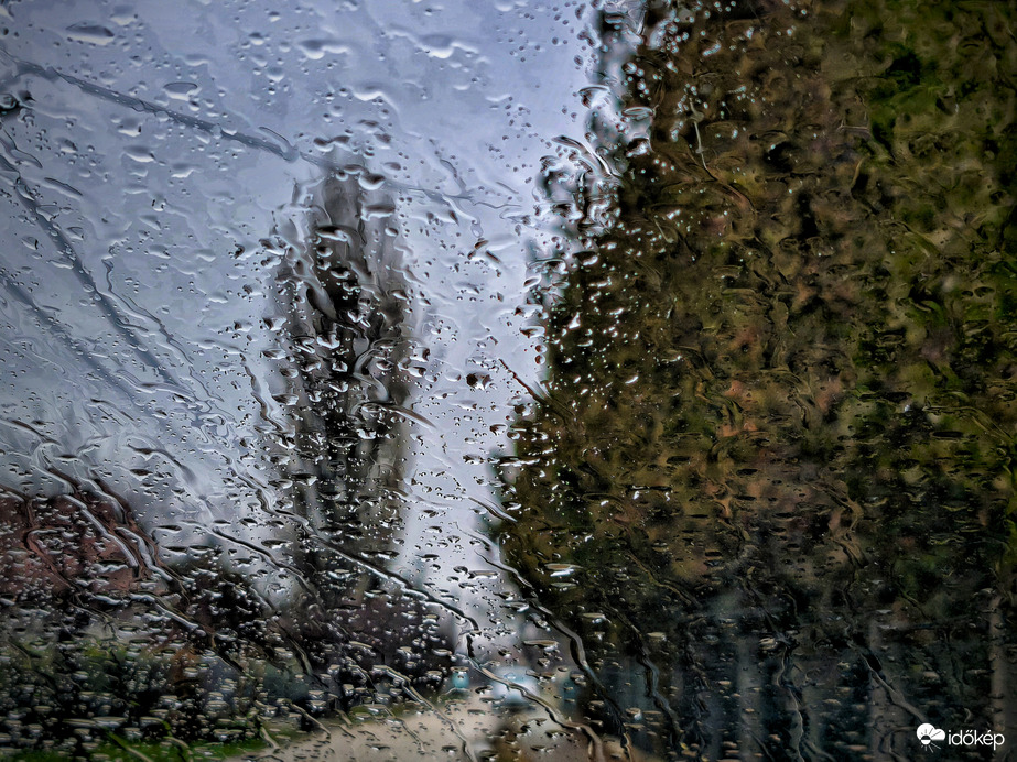 Hol szemerkél, hol esik az eső