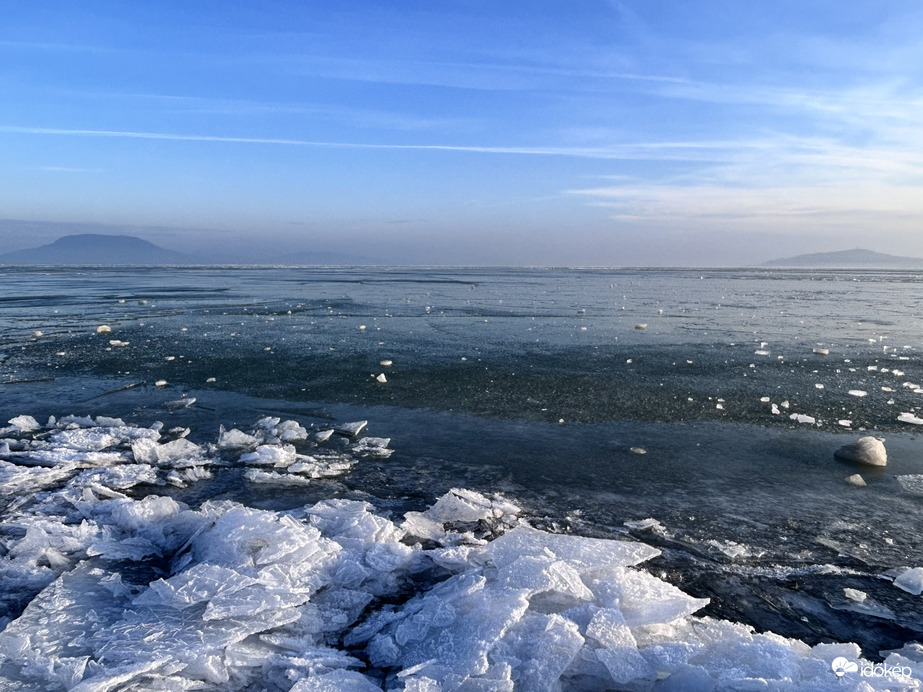 Jégmező a hegyek között 
