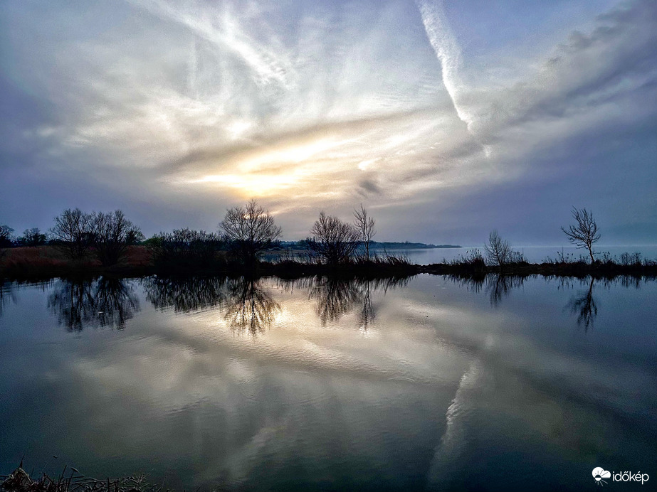 Ma esti selyembe burkolódzott a tó 