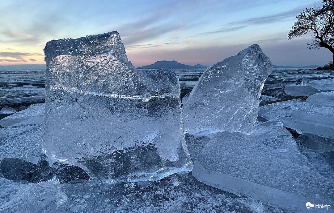 Jégtáblák mögött