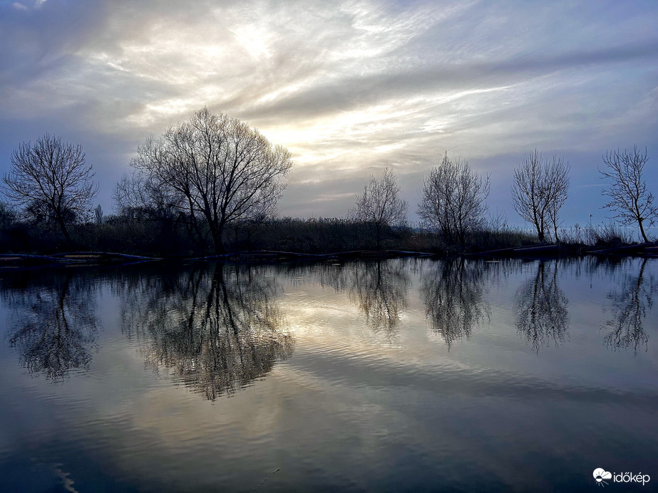 A felhők mögött lemenő nap selyemcukorka színeket varázsolt 