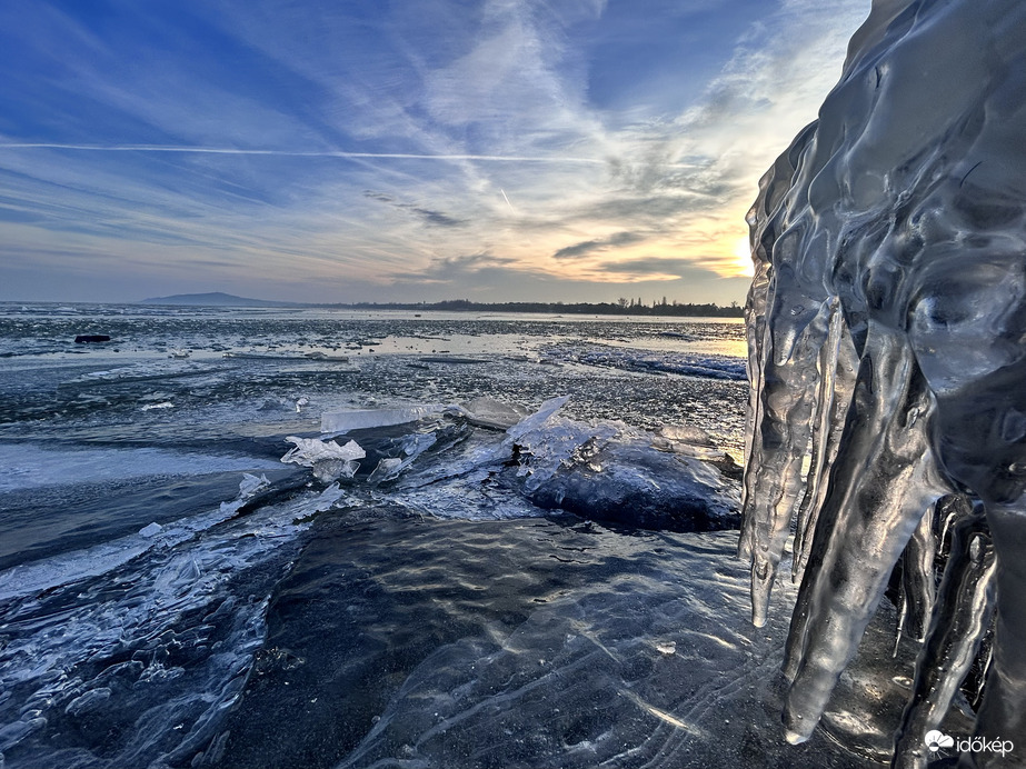 Napkelte utáni fátyolos jégvarázs 
