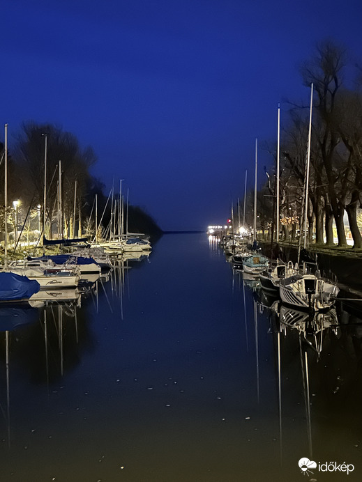 Csendes este a kikötőben 